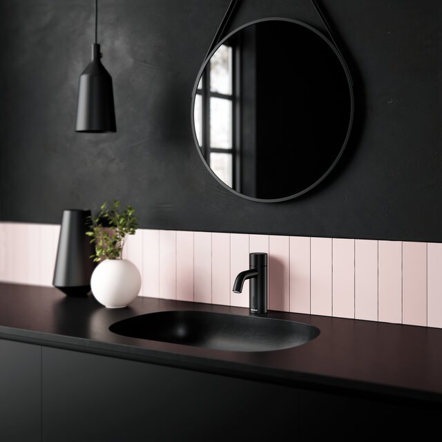 Touchless basin tap matt black