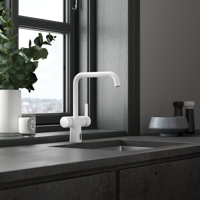 Touchless kitchen tap matt white