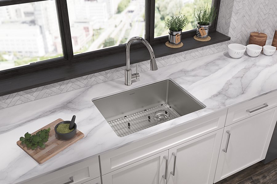 Crosstown® 18 Gauge Workstation Stainless Steel 25-1/2" x 18-1/2" x 9" Single Bowl Undermount Sink & Faucet Kit
