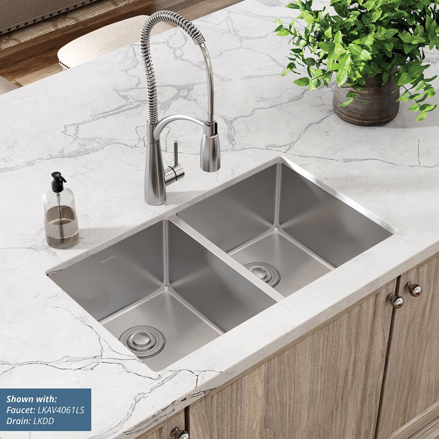 Crosstown® 18 Gauge Stainless Steel 31-1/2" x 18-1/2" x 9" Equal Double Bowl Undermount Sink