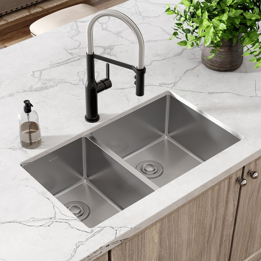 Crosstown® 18 Gauge Stainless Steel 31-1/2" x 18-1/2" x 9" 40/60 Double Bowl Undermount Sink