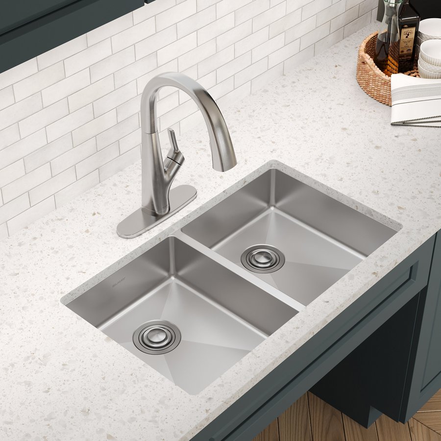 Crosstown® 18 Gauge Stainless Steel 31-1/2" x 18-1/2" x 5-1/2" Double Bowl Undermount Sink