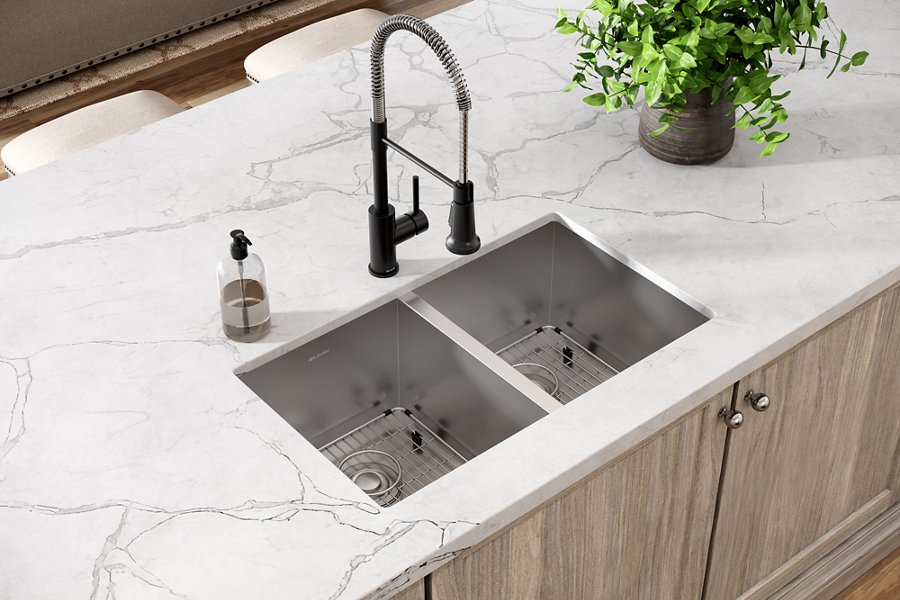 Crosstown® 16 Gauge Stainless Steel 30-3/4" x 18-1/2" x 10" Equal Double Bowl Undermount Sink Kit