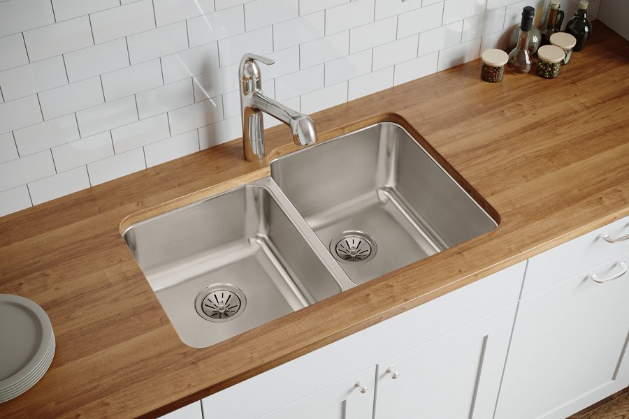 Lustertone® Classic Stainless Steel 31-1/4" x 20-1/2" x 9-7/8" Offset Double Bowl Undermount Sink