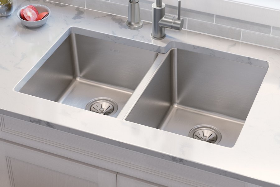 Lustertone Iconix® 18 Gauge Stainless Steel 31-1/4" x 20-1/2" x 9" Double Bowl Undermount Sink with Left Small Bowl