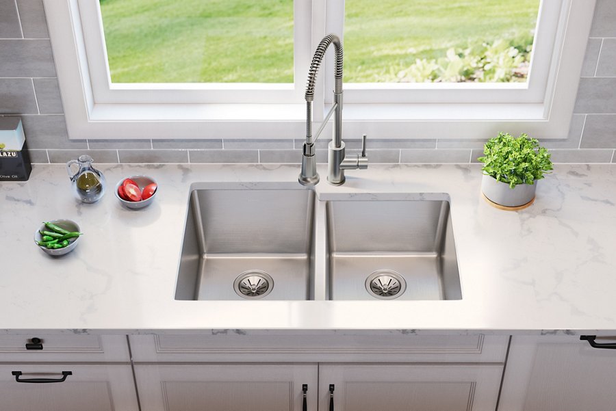 Lustertone Iconix® 18 Gauge Stainless Steel 31-1/4" x 20-1/2" x 9" Double Bowl Undermount Sink with Right Small Bowl