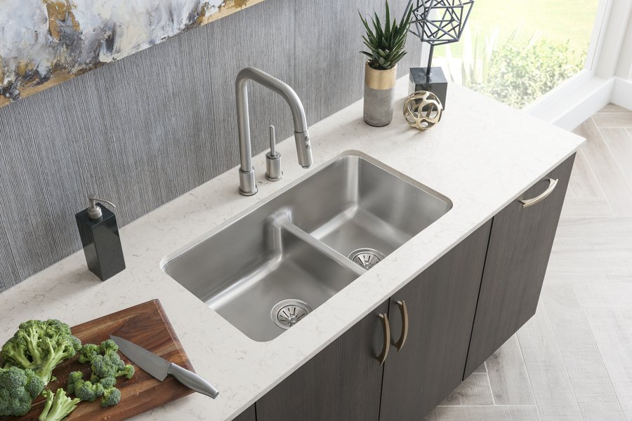 Lustertone® Classic Stainless Steel 32-1/16" x 18-1/2" x 9" 40/60 Double Bowl Undermount Sink with Aqua Divide