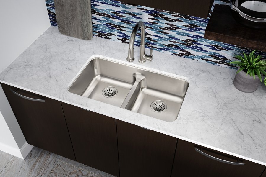 Lustertone® Classic Stainless Steel 32-1/16" x 18-1/2" x 8" Equal Double Bowl Undermount Sink with Aqua Divide