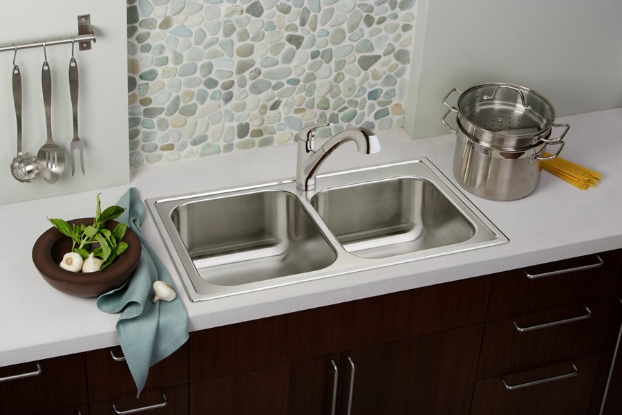 Everyday Single Hole Deck Mount Kitchen Faucet with Pull-out Spray Lever Handle + Optional Escutcheon